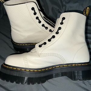 Womens cream platform doc marten. Style Sinclair. Size 10 womens